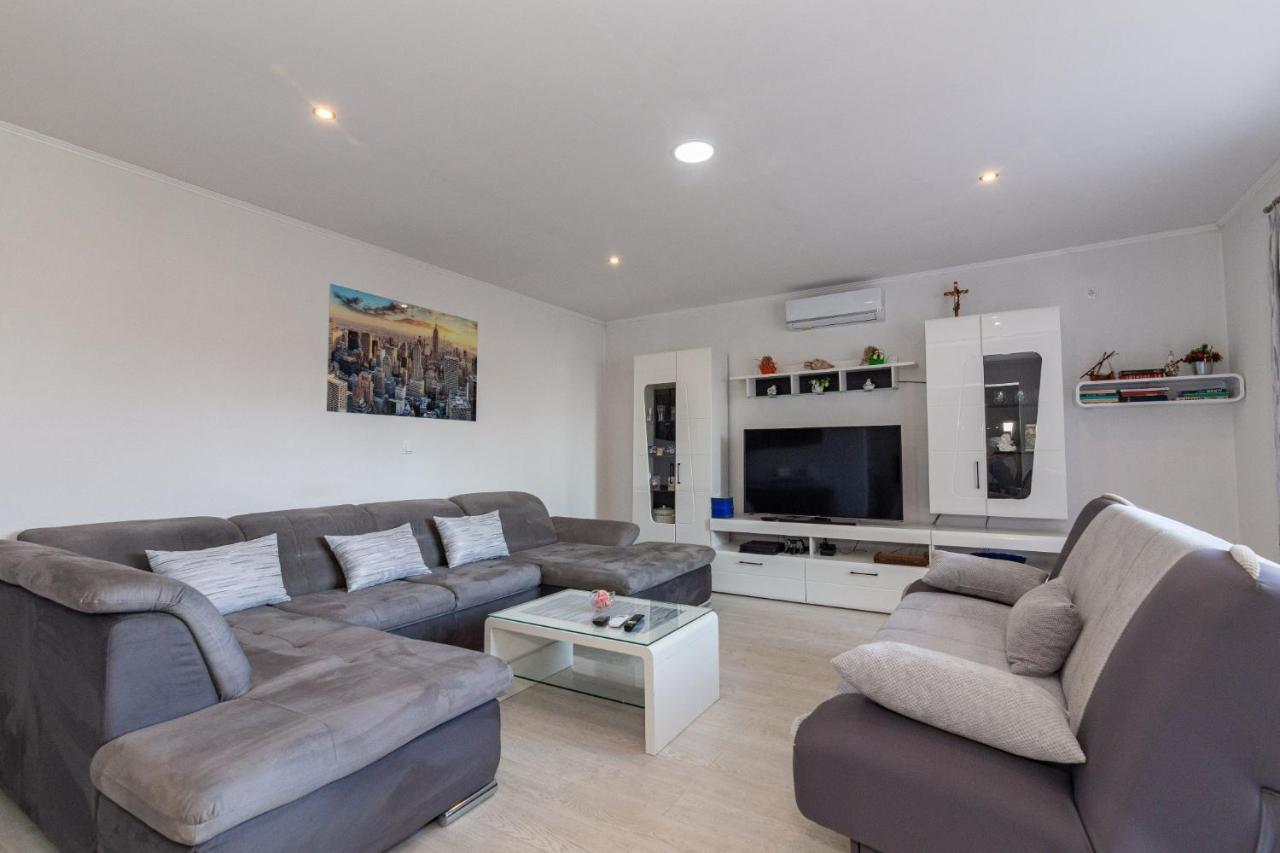 Navis Sea View Apartment With Pool Makarska Luaran gambar